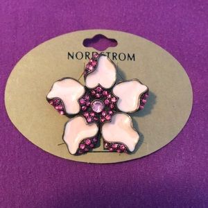 Brooch in pink and rose.